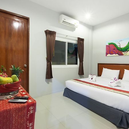 Freedom Hotel Patong Luaran gambar