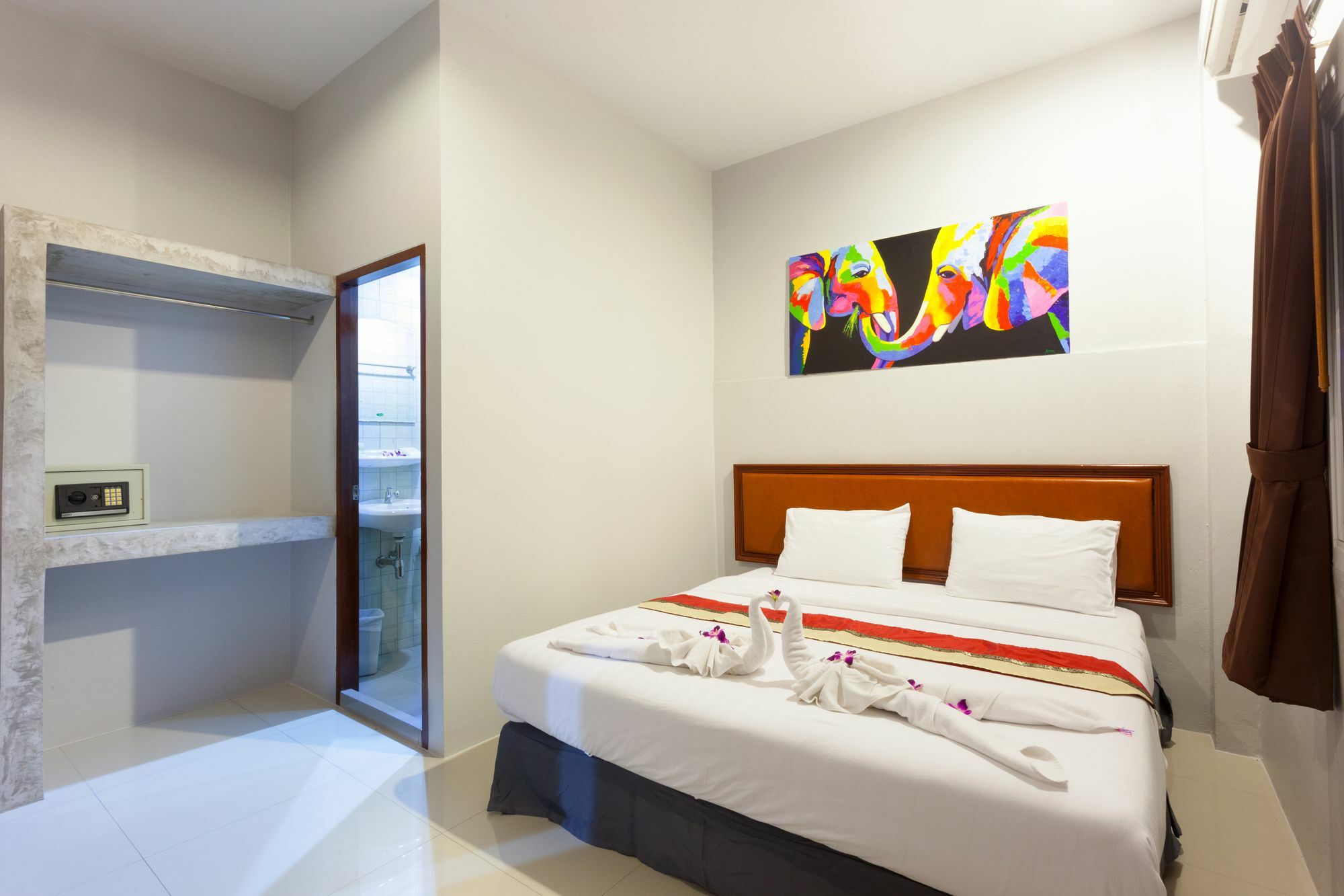 Freedom Hotel Patong Luaran gambar