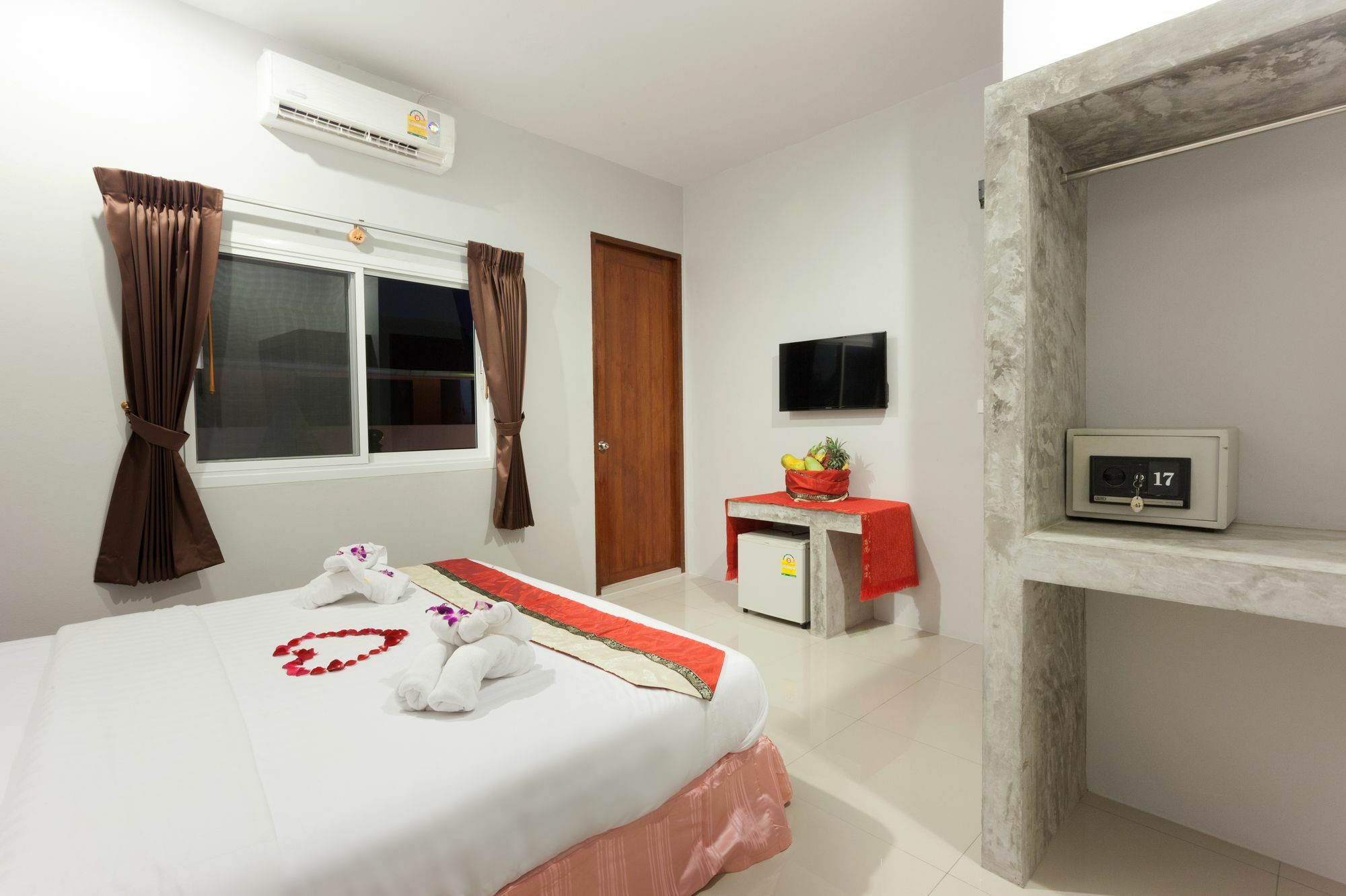 Freedom Hotel Patong Luaran gambar