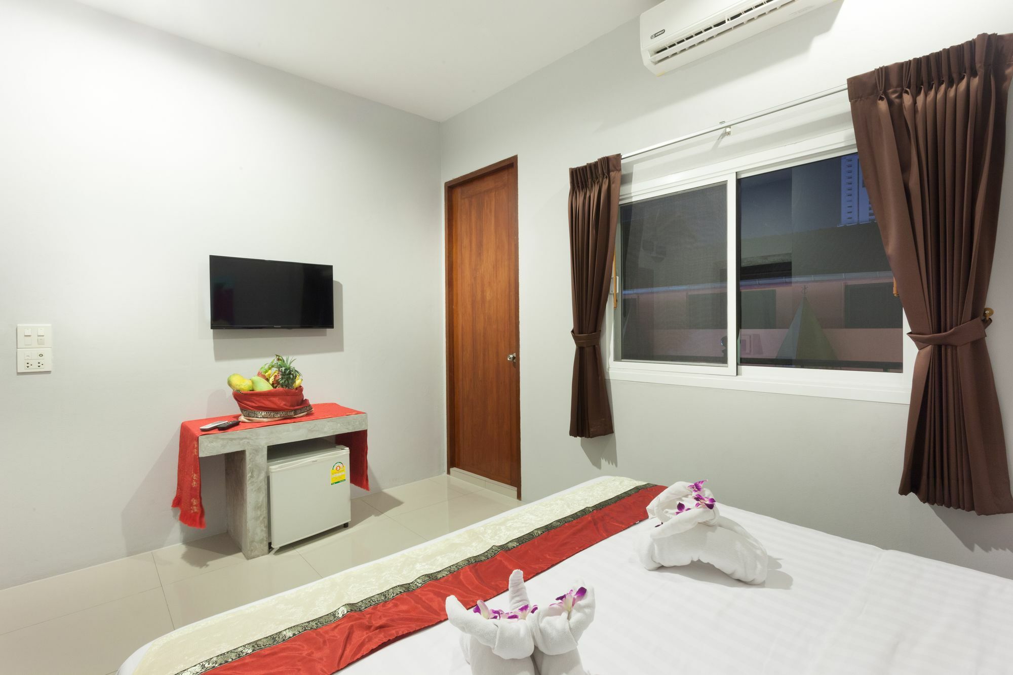 Freedom Hotel Patong Luaran gambar