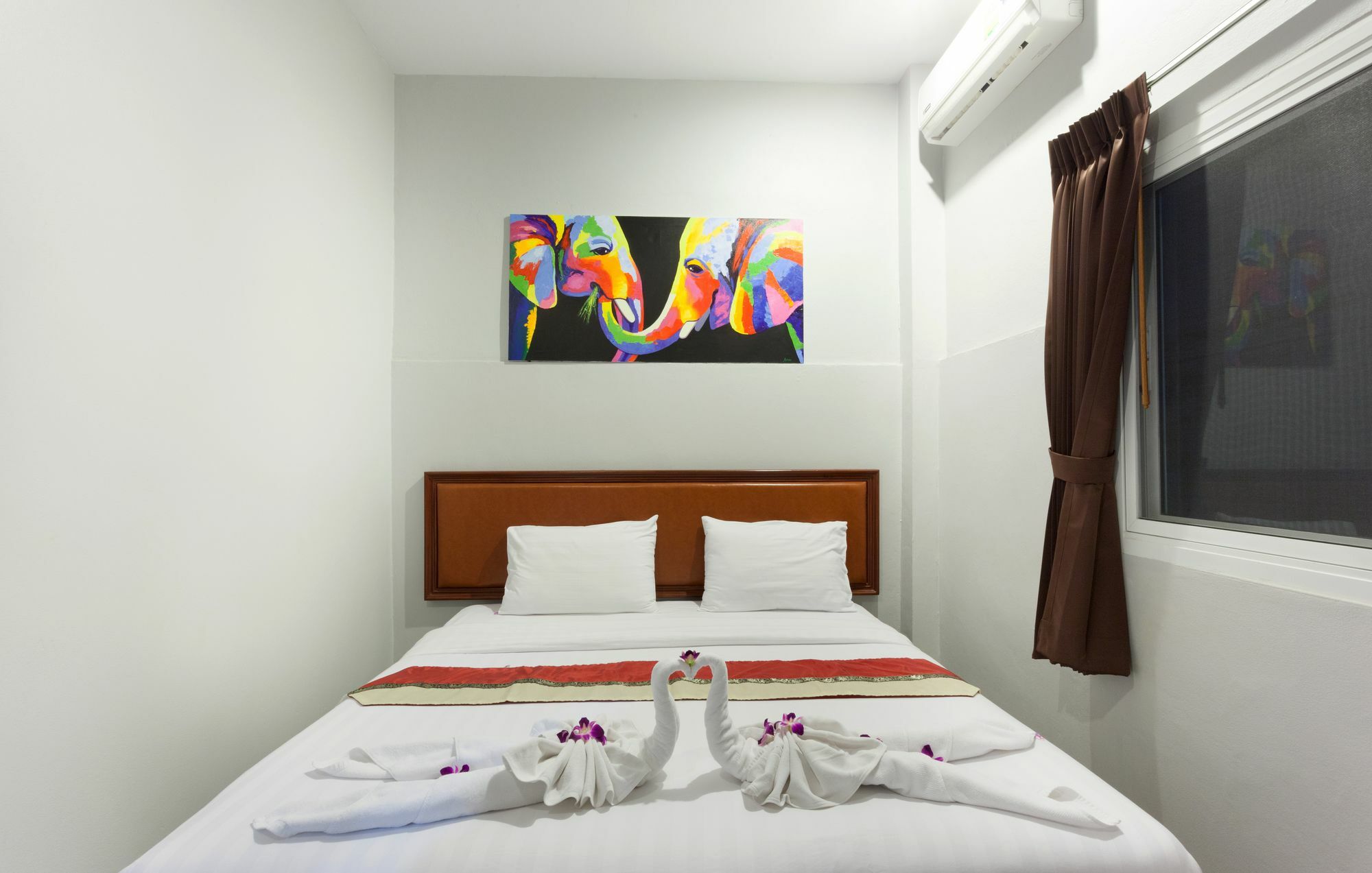 Freedom Hotel Patong Luaran gambar
