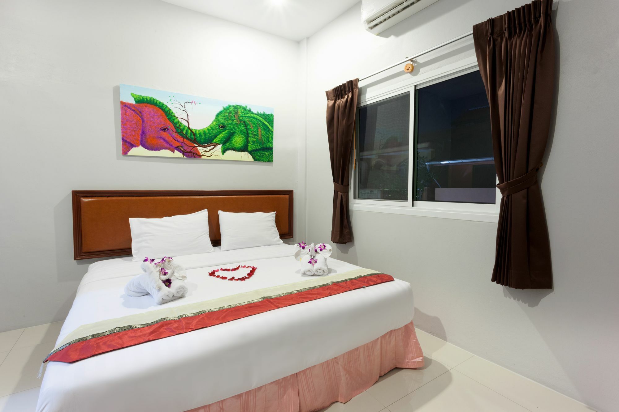 Freedom Hotel Patong Luaran gambar