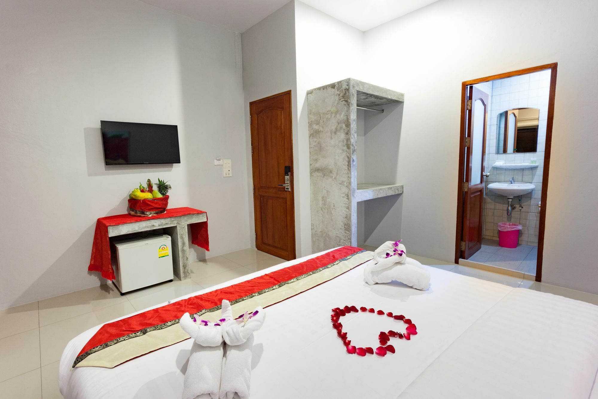 Freedom Hotel Patong Luaran gambar